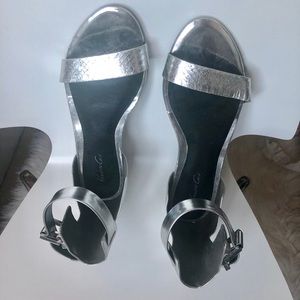 Kenneth Cole silver flat sandals